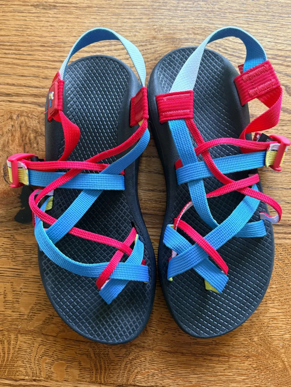 Chacos Cloud women’s 8 Blue, red & yellow Woodstock/Guitar Active Strap Sandals